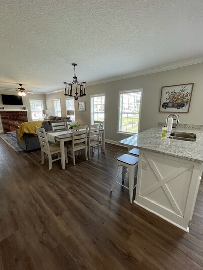 Conductor’s Corner - Exquisite Railside Cottage in Folkston, GA