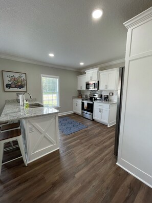 Kylskåp, mikrovågsugn, ugn och spishäll