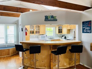 Een koelkast, een magnetron, een kookplaat, een vaatwasser