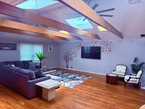 Een smart-tv, tafelvoetbal en een kantoor