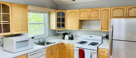 Fridge, microwave, stovetop, dishwasher