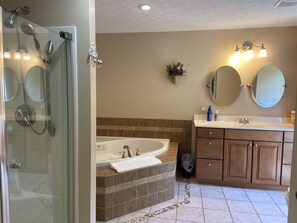 Duschwanne, Whirlpool, Haartrockner, Handtücher