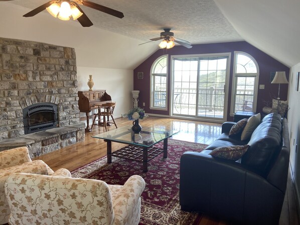 Téléviseur connecté, foyer, lecteur de DVD, table de ping-pong