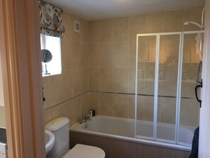 Combined shower/tub, hair dryer, towels - Cosy Lincs Wolds cottage in picturesque Tealby (Lincolnshire)