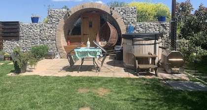 Cosy escape heated luxury pod with hot tub