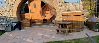 Cosy escape heated luxury pod with hot tub