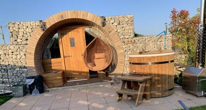 Cosy escape heated luxury pod with hot tub