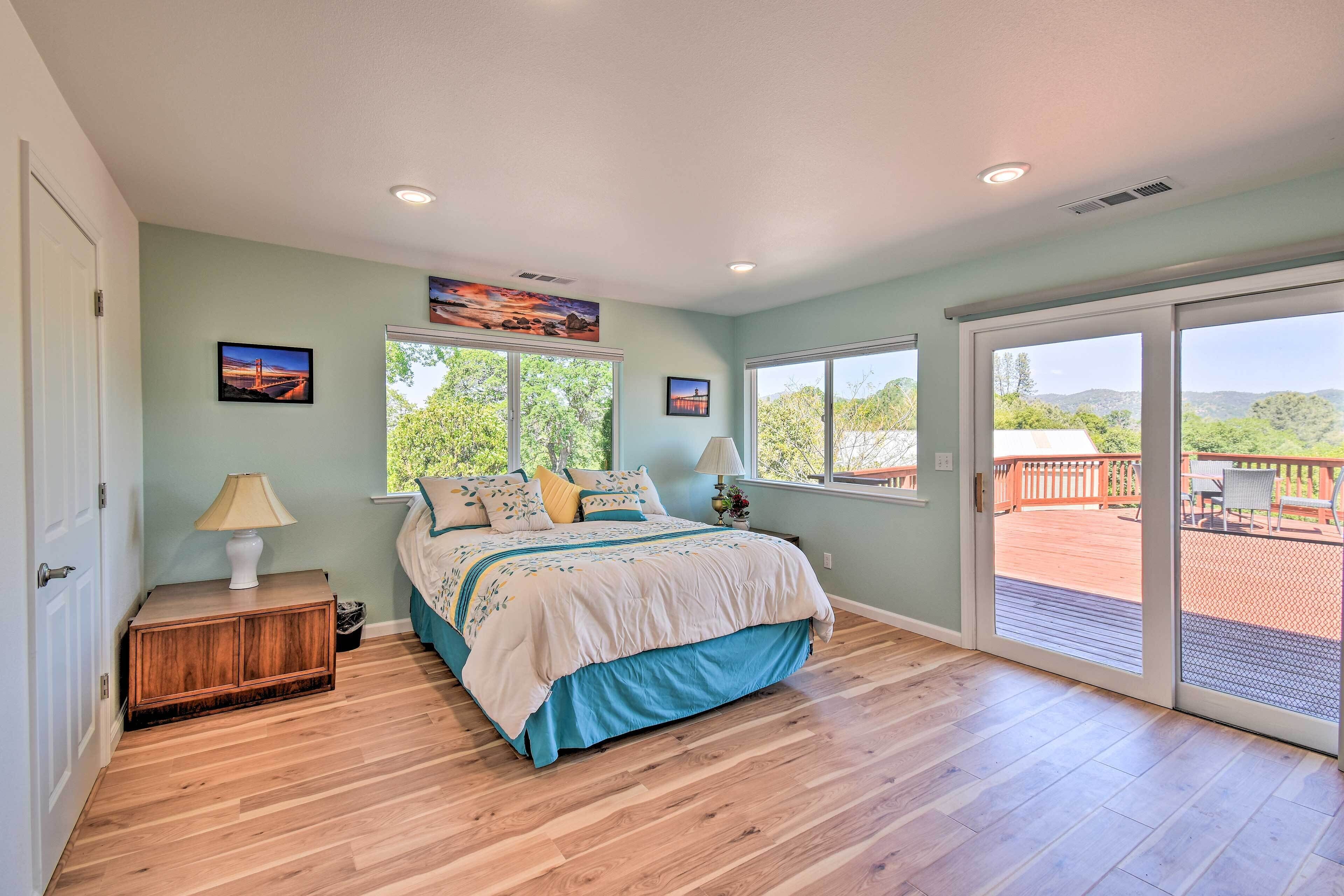 Stunning 'Treetop Villa' - 1 Mi to Dtwn Mariposa!