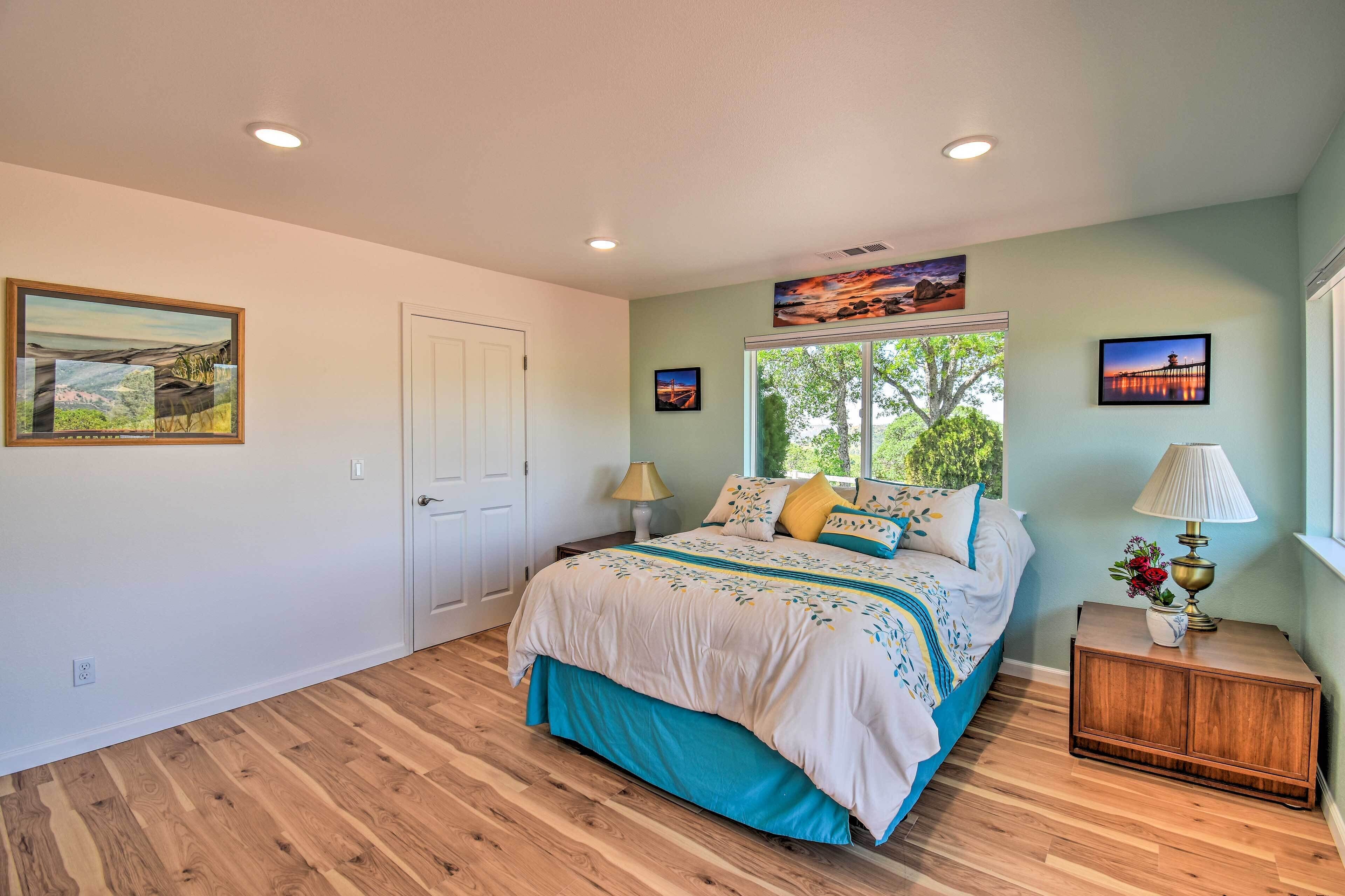 Stunning 'Treetop Villa' - 1 Mi to Dtwn Mariposa!