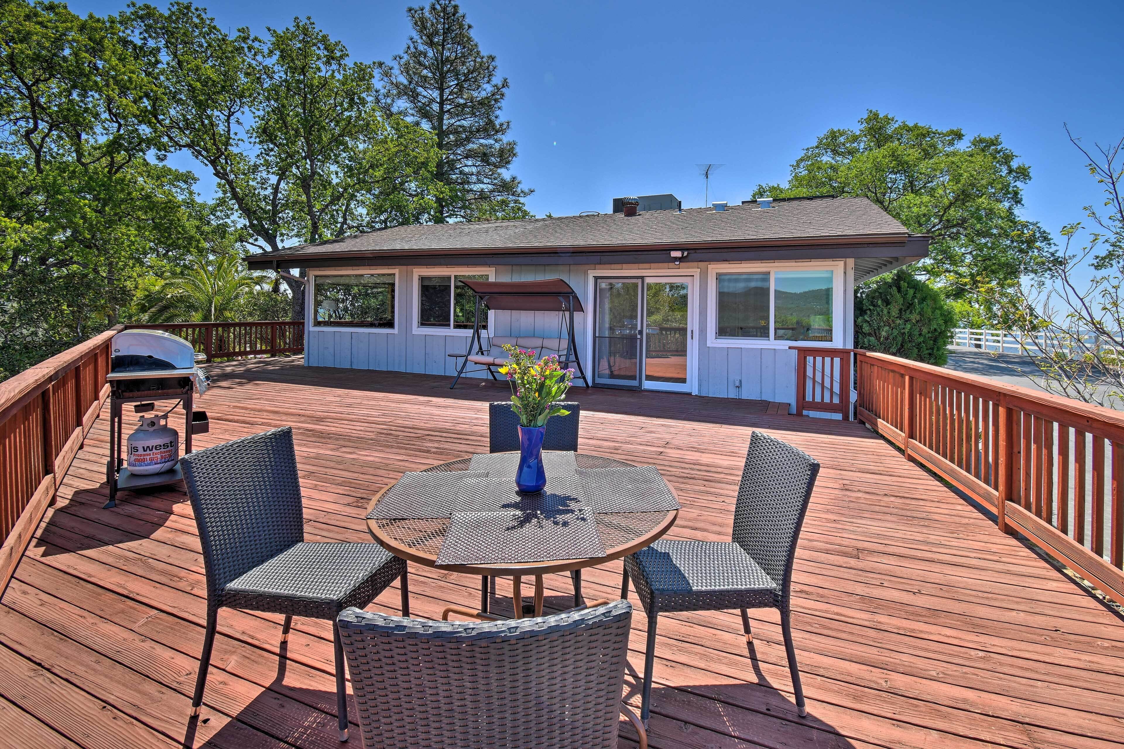 Stunning 'Treetop Villa' - 1 Mi to Dtwn Mariposa!