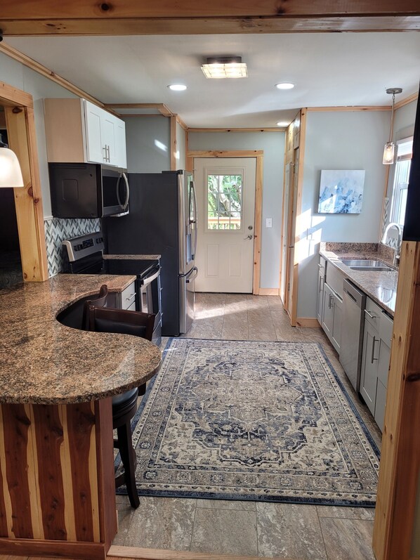 Fridge, microwave, oven, stovetop - Cozy cottage condo with easy access to TIEC, Hendersonville, Asheville & Boone (Rutherfordton)