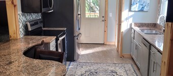 Cozy cottage condo with easy access to TIEC, Hendersonville, Asheville & Boone