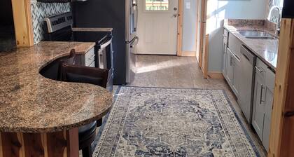 Cozy cottage condo with easy access to TIEC, Hendersonville, Asheville & Boone