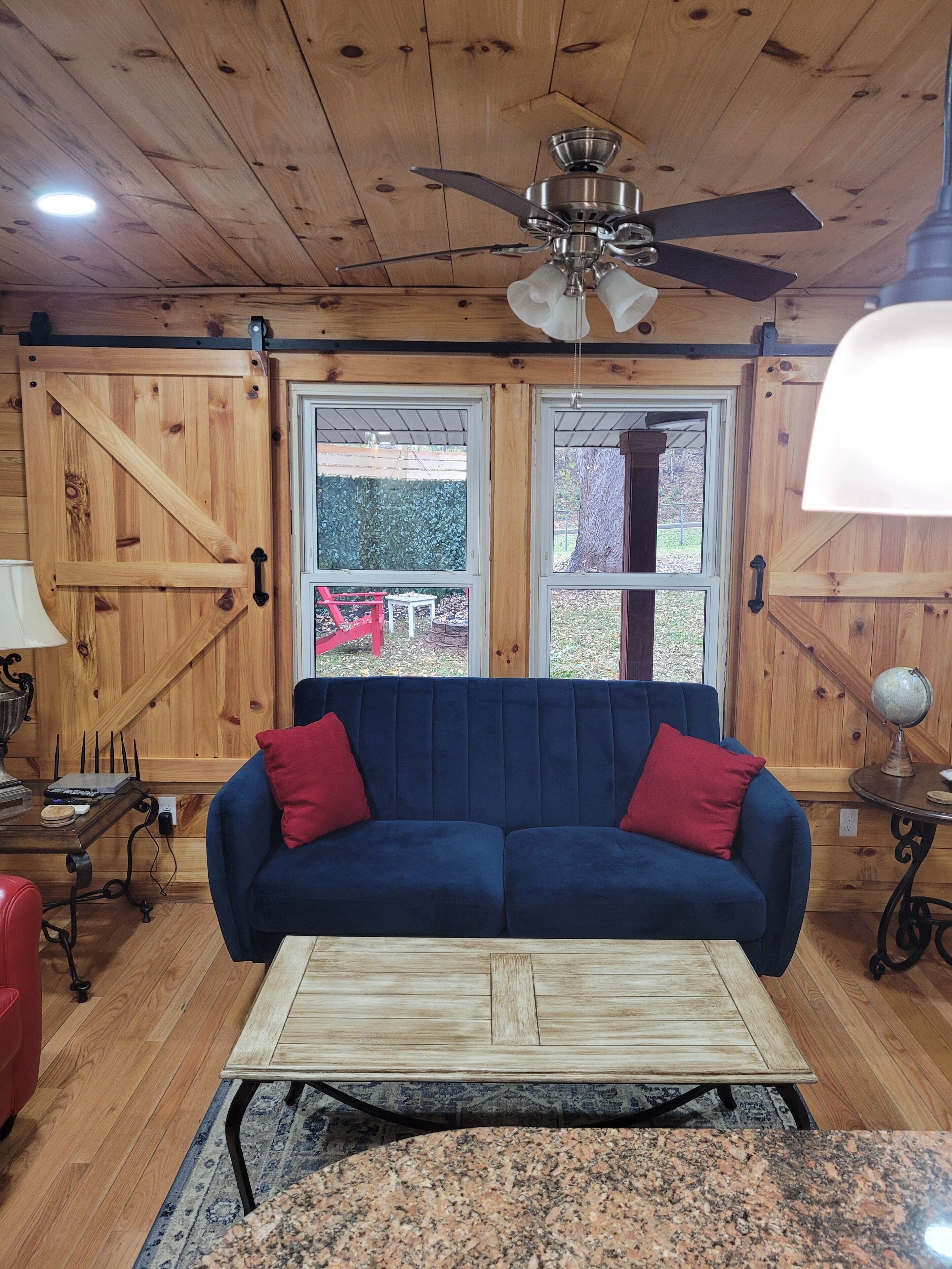Cozy cottage condo with easy access to TIEC, Hendersonville, Asheville & Boone