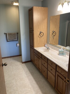 Combined shower/bathtub, hair dryer, towels, soap