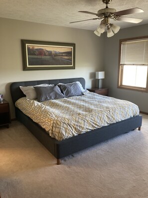 4 bedrooms, desk, iron/ironing board, free WiFi