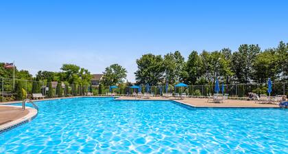 Bethany Breeze Townhouse with High-Speed WiFi, Shared Pool, & Washer/Dryer