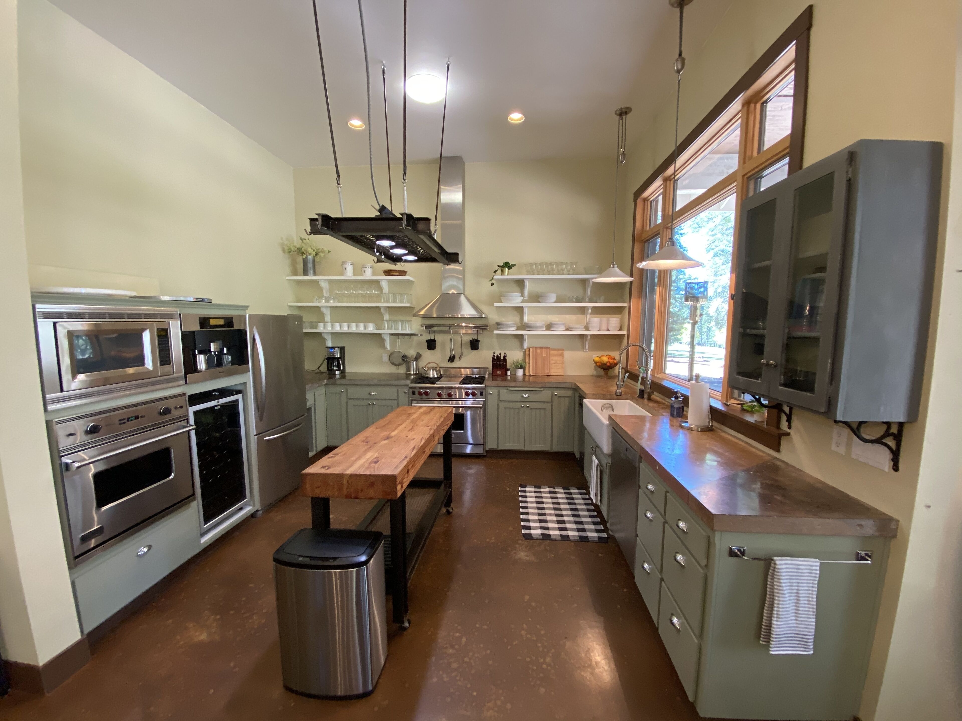 NEW!! Modern and Spacious high-end home! Newly renovated! On golf course!