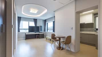 1 bedroom, premium bedding, Select Comfort beds, blackout curtains