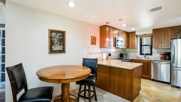 Condo, 1 Bedroom, Garden View | Dining