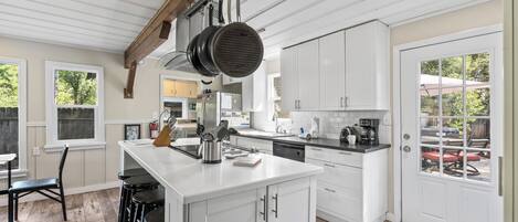 Réfrigérateur, four à micro-ondes, un four, surface de cuisson