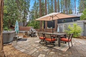 Outdoor dining - Cody Bear Cabin- Tahoe City, Dog-Friendly (Tahoe City)