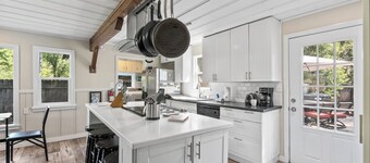 Cody Bear Cabin - Private Yard, Hot Tub