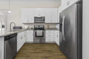 Jääkaappi, mikroaaltouuni, uuni, liesi