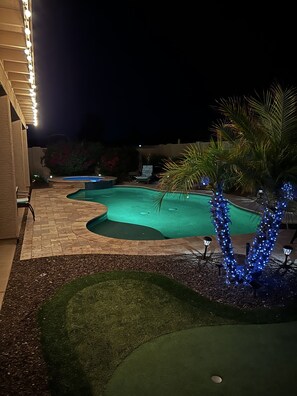 Una piscina al aire libre, una piscina climatizada