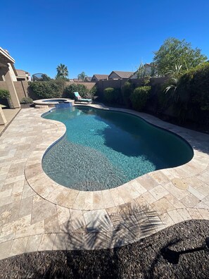 Una piscina al aire libre, una piscina climatizada