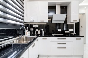 Kühlschrank, Mikrowelle, Ofen, Geschirrspüler