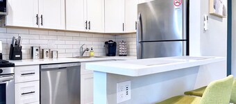 Work Here • Walk+Shop+Dine Downtown • King Bed • Remodeled Kitchen • Top Floor