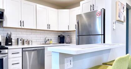 Work Here • Walk+Shop+Dine Downtown • King Bed • Remodeled Kitchen • Top Floor