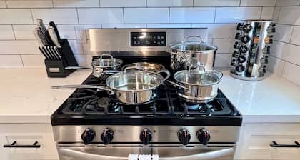 Work Here • Walk+Shop+Dine Downtown • King Bed • Remodeled Kitchen • Top Floor