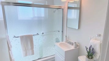 Ensemble baignoire-douche, séchoir à cheveux, serviettes fournies, savon