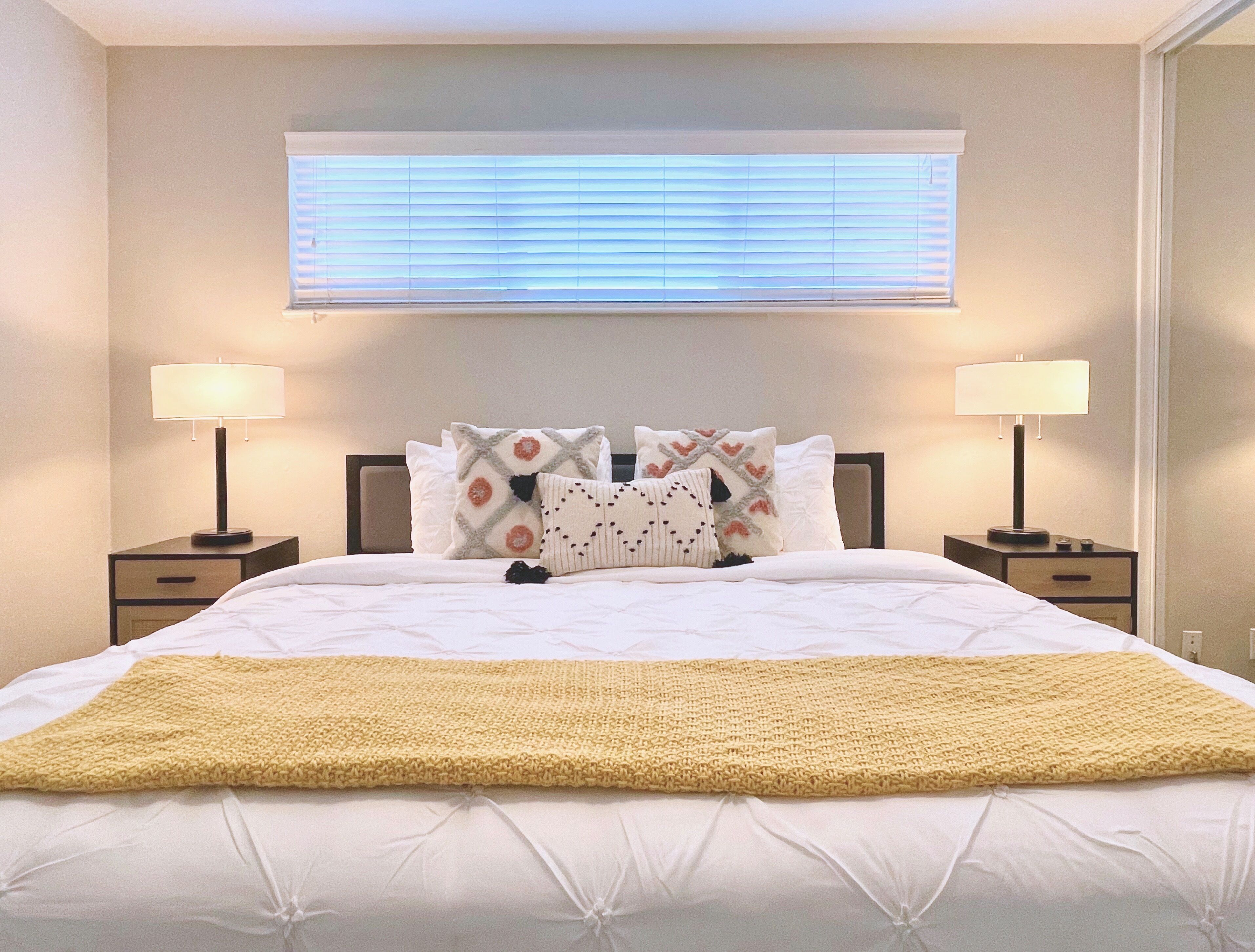 1 dormitori, escriptori i planxa i posts de planxar 