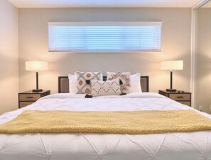 1 soverom, skrivebord, strykejern/-brett og reiseseng for barn