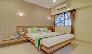 Standard Room | Desk, free WiFi, bed sheets - Treebo Vikrant Residency (Pune)