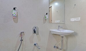Deluxe Room | Bathroom | Shower, free toiletries, towels, soap