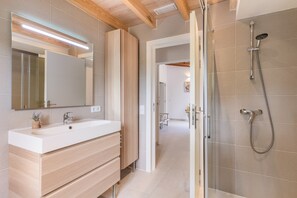 Dusche, kostenlose Toilettenartikel, Haartrockner, Handtücher