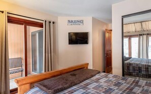 4 bedrooms, iron/ironing board, free WiFi, bed sheets - Beautiful Condo - Riverfront-Slopeside-Walk to Resort-On Bus Route (Winter Park)