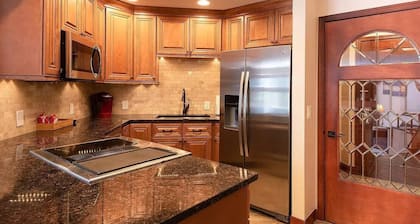 Beautiful Condo - Riverfront-Slopeside-Walk to Resort-On Bus Route