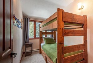 4 bedrooms, iron/ironing board, free WiFi, bed sheets - Beautiful Condo - Riverfront-Slopeside-Walk to Resort-On Bus Route (Winter Park)