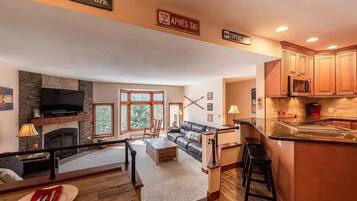 Televisión y chimenea