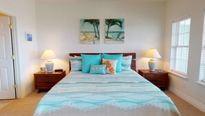 Une chambre à coucher avec un grand lit, deux tables de chevet, une porte et une fenêtre.