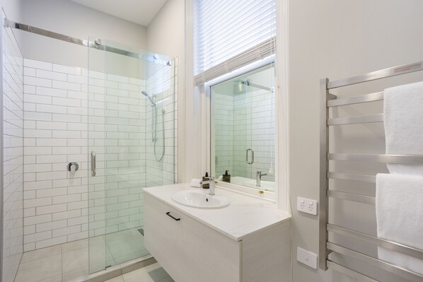 Premium House, 4 Bedrooms | Bathroom | Shower, hair dryer, towels, toilet paper
