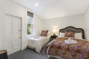 4 bedrooms, premium bedding, pillowtop beds, individually decorated - Character on Stuart St (Dunedin)