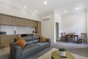 Casa Premium, 4 habitaciones | Zona de estar | Una televisión de pantalla plana