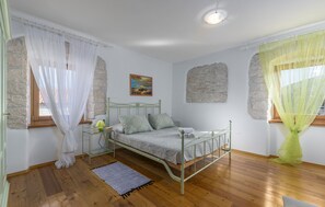 5 makuuhuonetta, tallelokero huoneessa, silitysrauta/-lauta