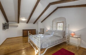 5 bedrooms, in-room safe, iron/ironing board, free WiFi